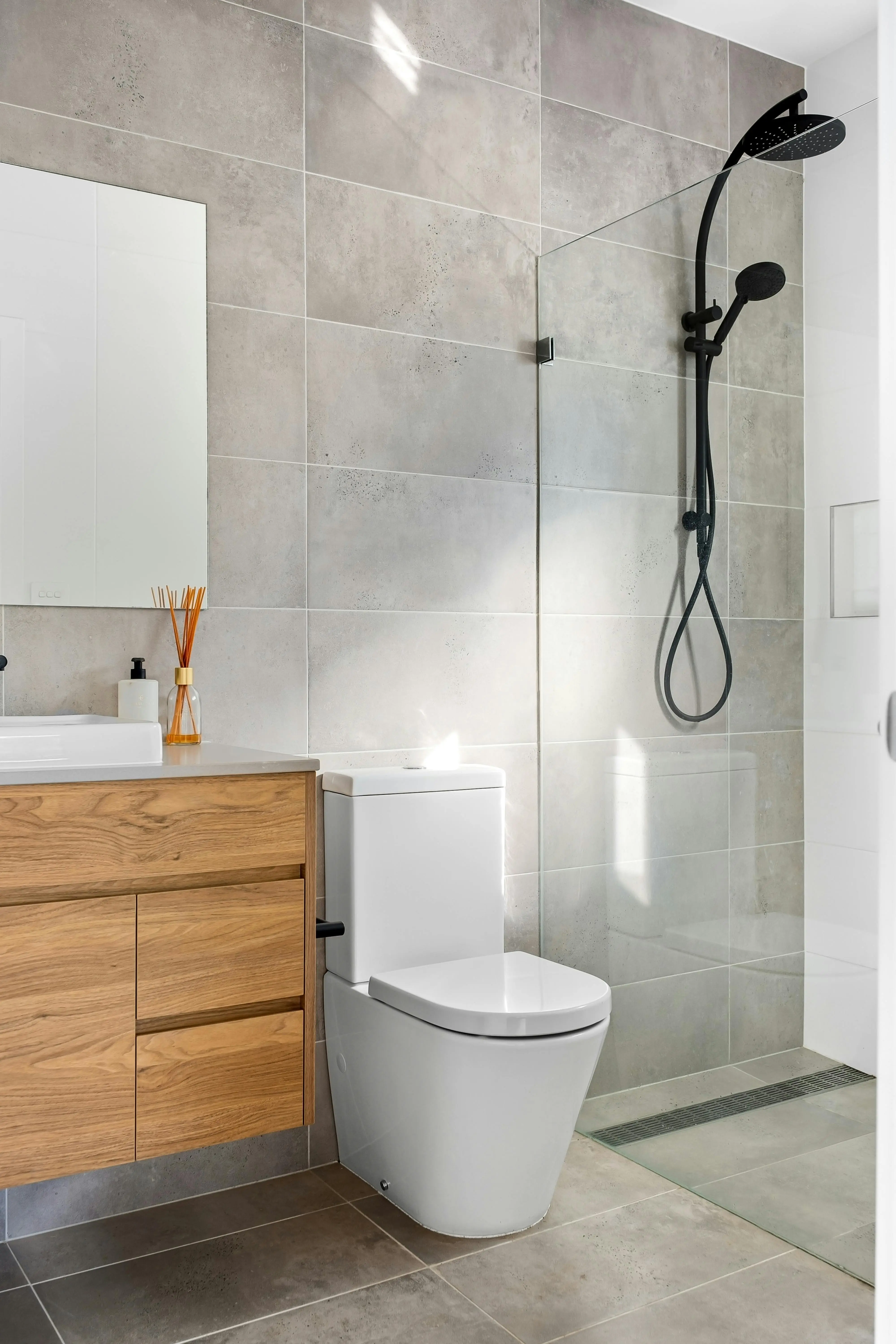 Rénovation salle de bain carrelage grand format et meuble bois — SDR Plomberie La Baule