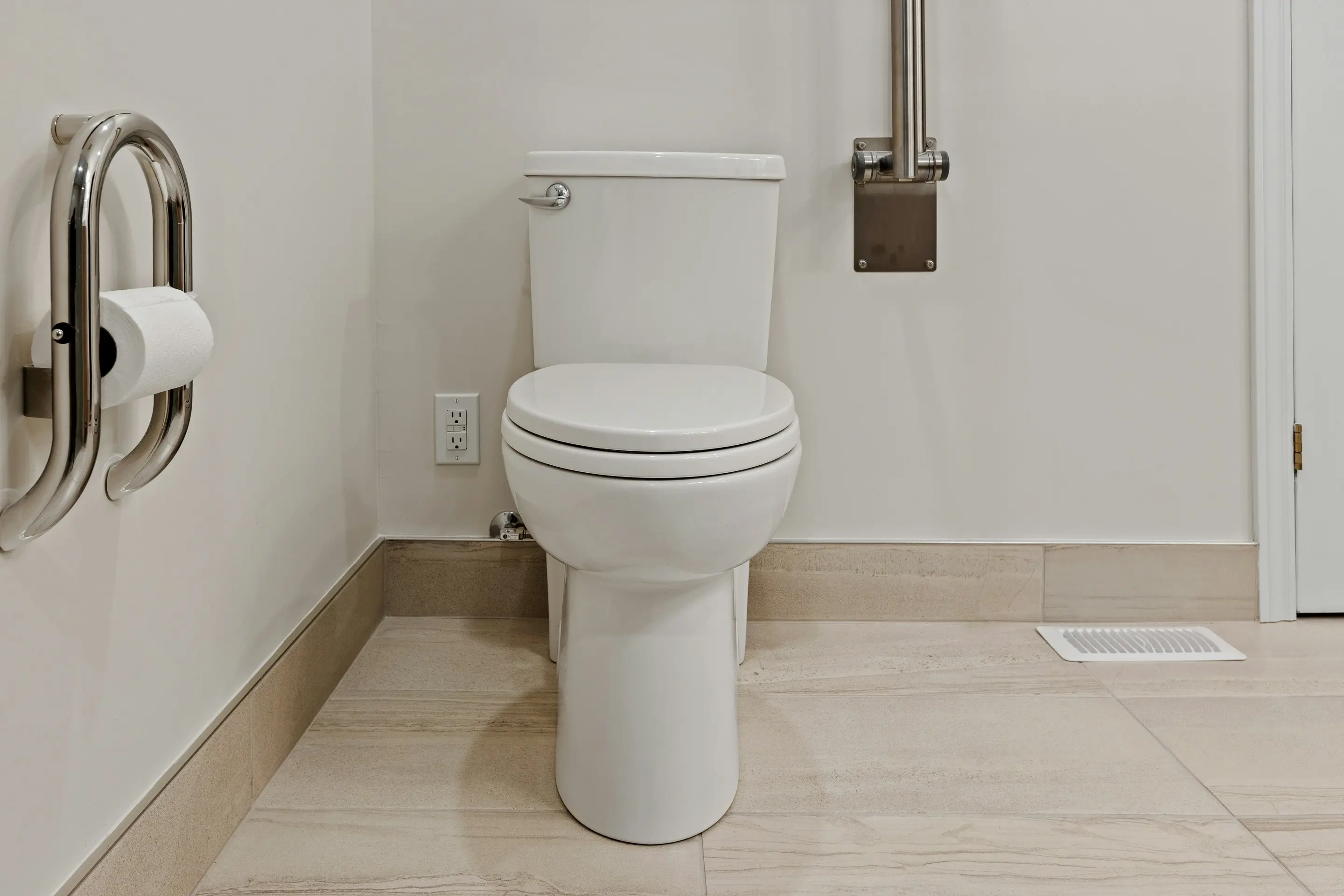 Installation WC adapté PMR avec barres d'appui — SDR Plomberie La Baule