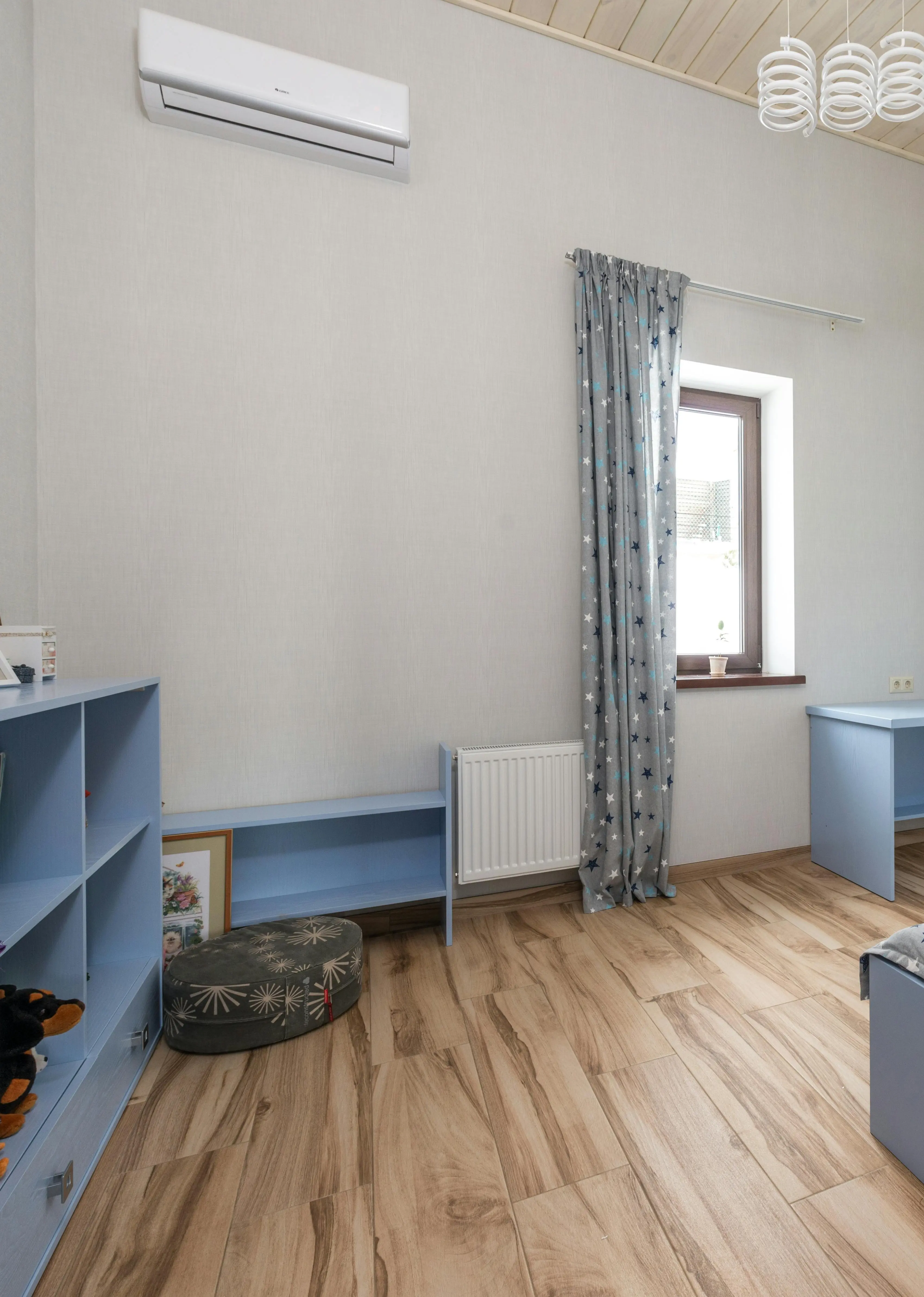 Climatisation réversible et radiateur dans une chambre — SDR Plomberie La Baule